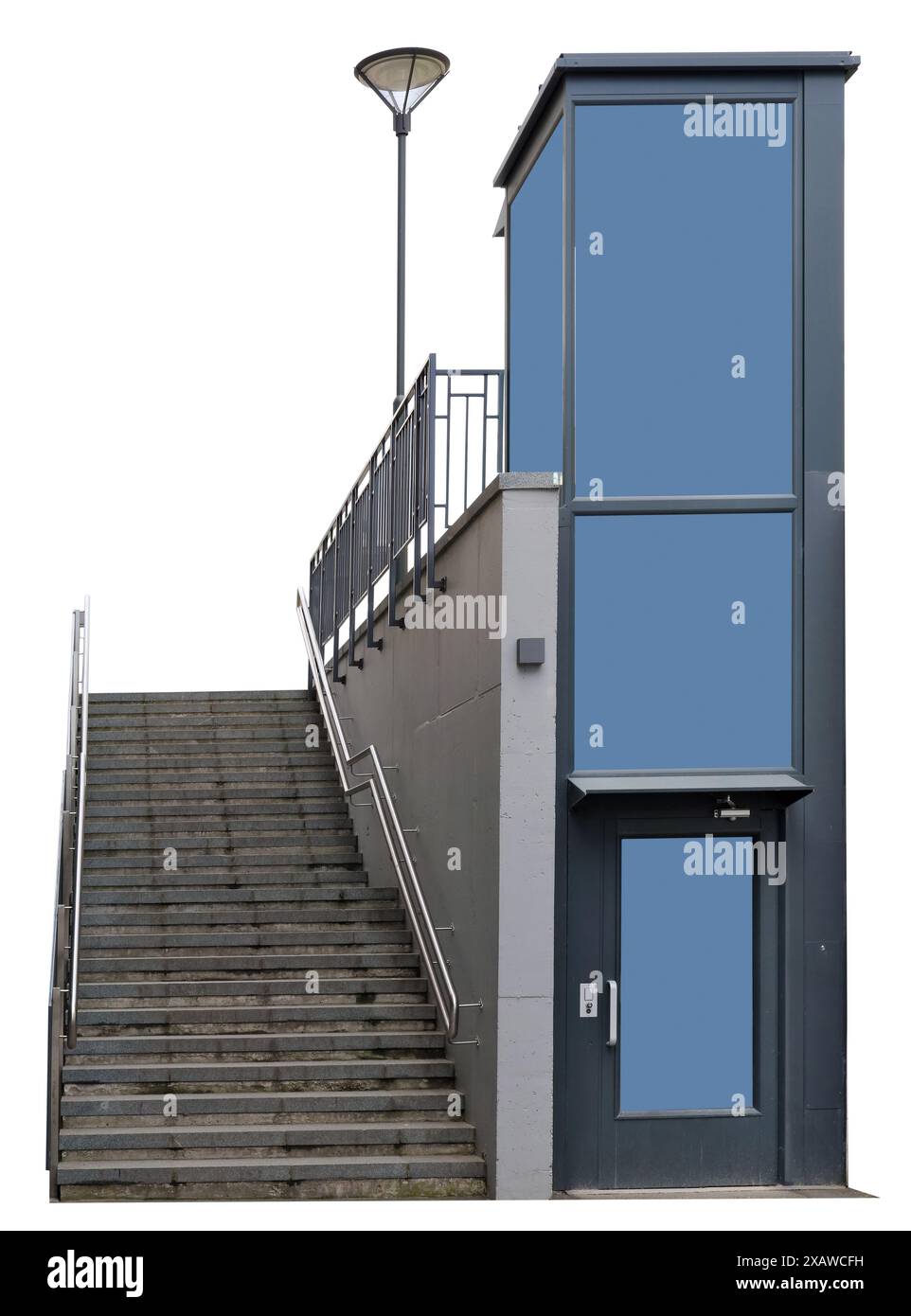 Die Fahrstuhlkabine für Behinderte neben den regulären Treppen. Isoliert auf weiß Stockfoto Die Fahrstuhlkabine für Behinderte neben den regulären Treppen. Isoliert auf weiß Stockfoto