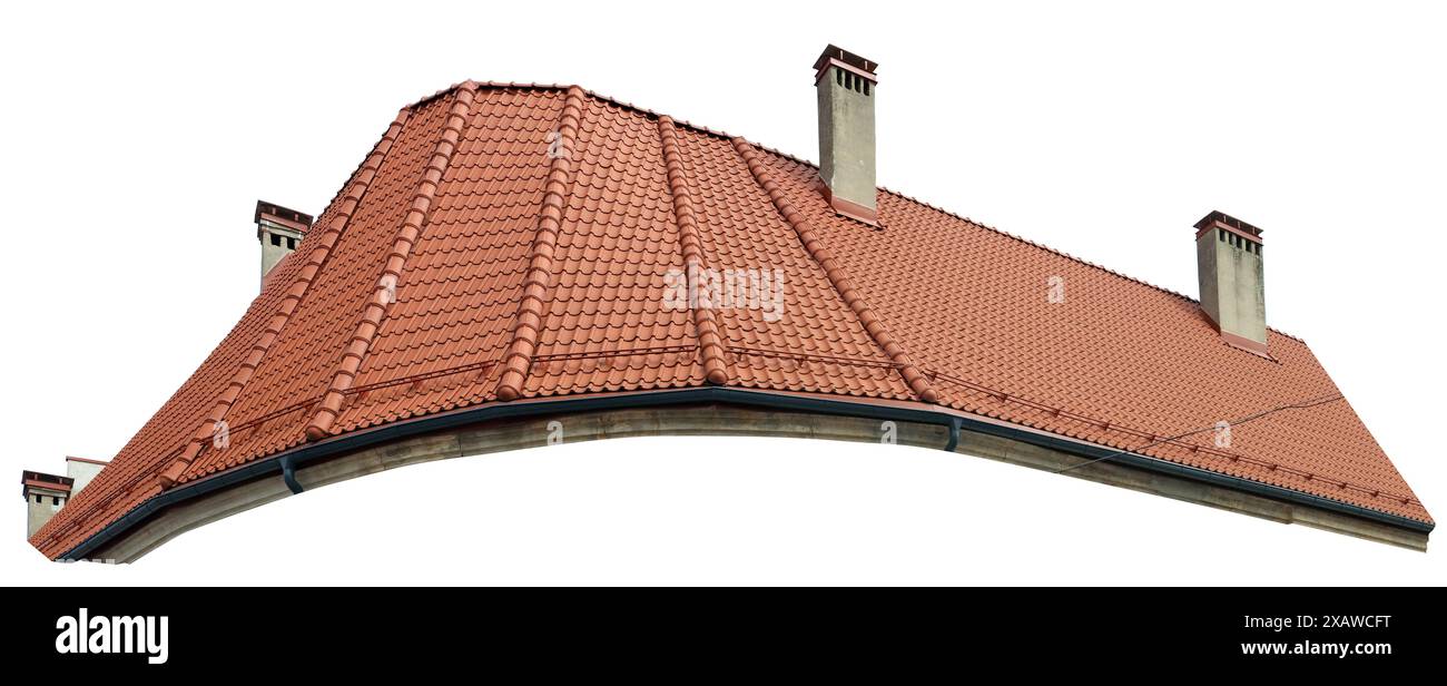 Neues rotes Ziegeldach eines alten Gebäudes. Isoliert auf weiß Stockfoto