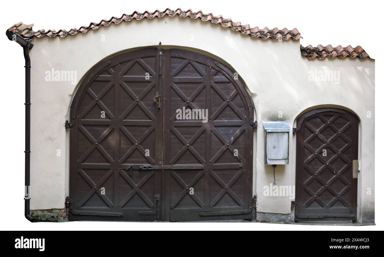Hölzernes geschlossenes Tor einer alten, alten Kirche. Isoliert auf weiß Stockfoto