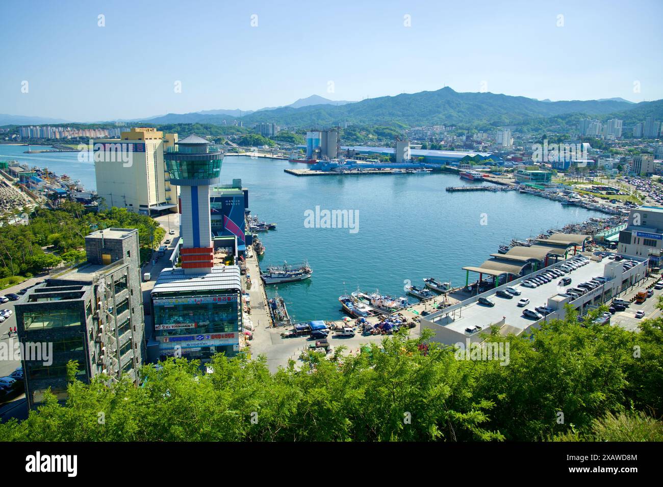 Donghae City, Südkorea - 18. Mai 2024: Panoramablick auf Mukho Port von der Aussichtsplattform auf der Nongoldam Street, mit Blick auf den geschäftigen harb Stockfoto