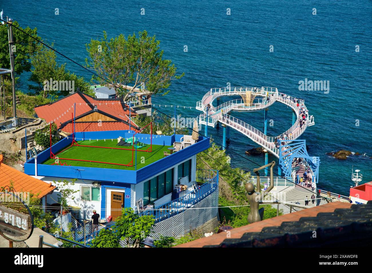 Donghae City, Südkorea - 18. Mai 2024: Ein atemberaubender Blick auf den Skywalk über dem Ostmeer von der Nongoldam Street aus, mit bunten Dächern und üppigen Grünflächen Stockfoto