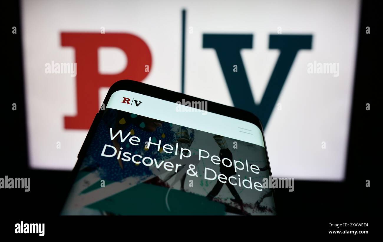 Smartphone mit Webseite des US-Medienunternehmens Red Ventures LLC vor dem Geschäftslogo. Fokussieren Sie sich oben links auf der Telefonanzeige. Stockfoto