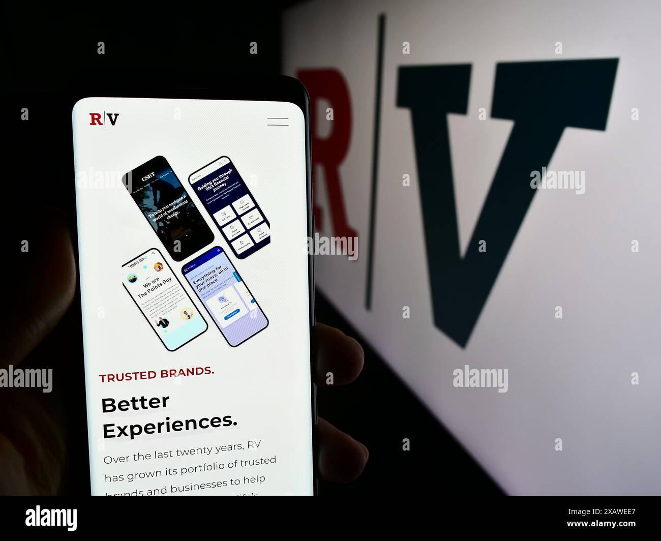 Person mit Mobiltelefon und Webseite des US-Medienunternehmens Red Ventures LLC vor dem Geschäftslogo. Konzentrieren Sie sich auf die Mitte des Telefondisplays. Stockfoto