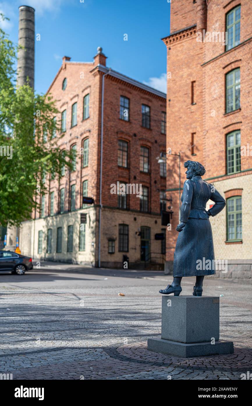 Bronzeskulptur des Schriftstellers Moa Martinson von Peter Linde in der historischen Industrielandschaft Norrköping, Schweden Stockfoto