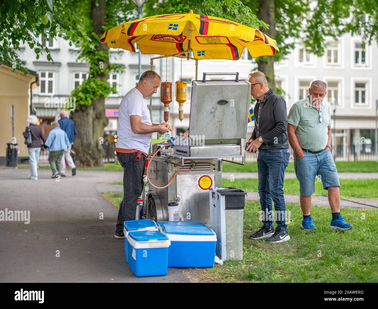 Hot Dogs zum schwedischen Nationalfeiertag im OLAI Park in Norrköping. Norrköping ist eine historische Industriestadt in Schweden. Stockfoto