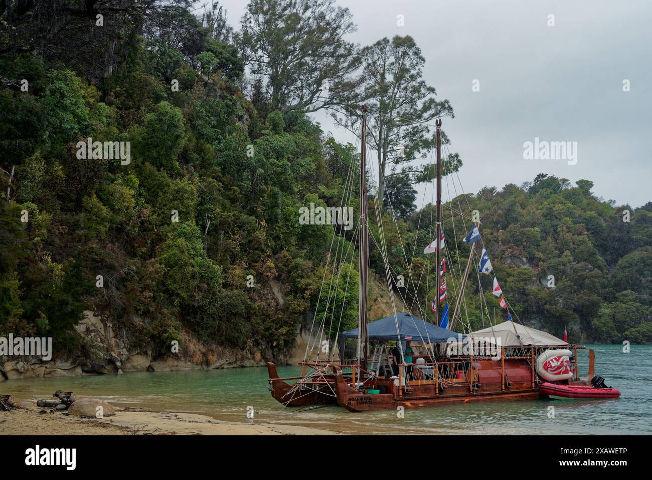 Kaiteriteri Beach, Tasman District, Südinsel, Aotearoa / Neuseeland - 12. April 2024: Doppelhüllen-Waka in Kaiteriteri für den Te Hau Kōmaru Nat Stockfoto