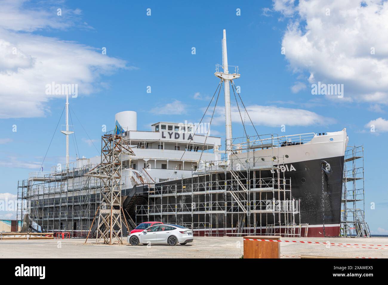 Lydia Bateau mit Gerüsten in Le Barcares, Frankreich Stockfoto