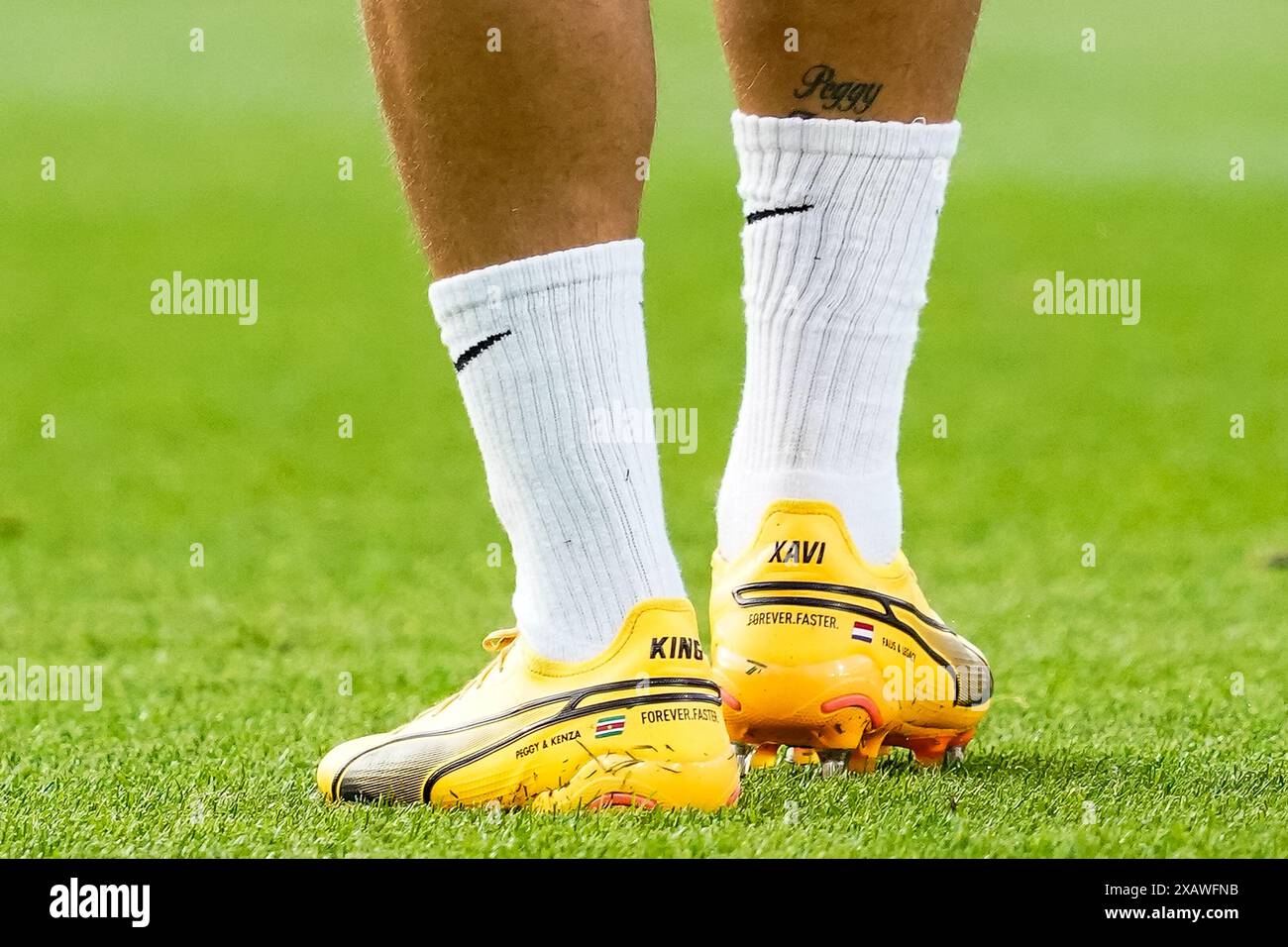 ROTTERDAM, NIEDERLANDE - 6. JUNI: Die Puma King Ultimate Fußballschuhe mit dem Text King Xavi und einem Druck der Flaggen von Suriname und den Niederlanden Stockfoto