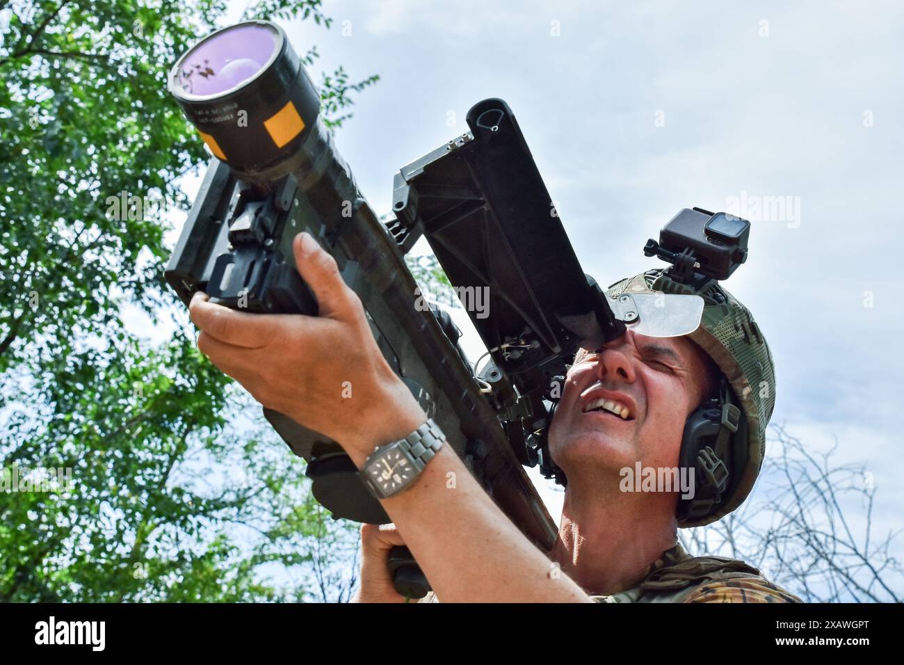 Ein ukrainischer Soldat sucht ein Ziel mit einem US-Stinger-Raketenwerfer an der Front in der Region Zaporischzhia. Das US-Verteidigungsministerium hat ein neues militärisches Hilfspaket für die Ukraine angekündigt. Dieses Paket der Präsidentenbehörde hat einen geschätzten Wert von 225 Millionen Dollar. Mit dem jüngsten Verteidigungspaket wird die Ukraine zusätzliche Fähigkeiten erhalten, um ihre dringendsten Bedürfnisse auf dem Schlachtfeld zu erfüllen, wie Abfangjäger der Luftverteidigung, Artilleriesysteme und Munition, gepanzerte Fahrzeuge und Panzerabwehrwaffen. Stockfoto