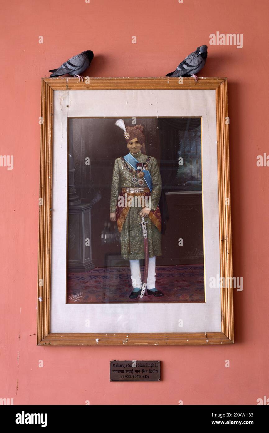 Jaipur, Indien: Maharaja Sawai Man Singh. Farbfoto des Herrschers im Hofpavillon Stockfoto