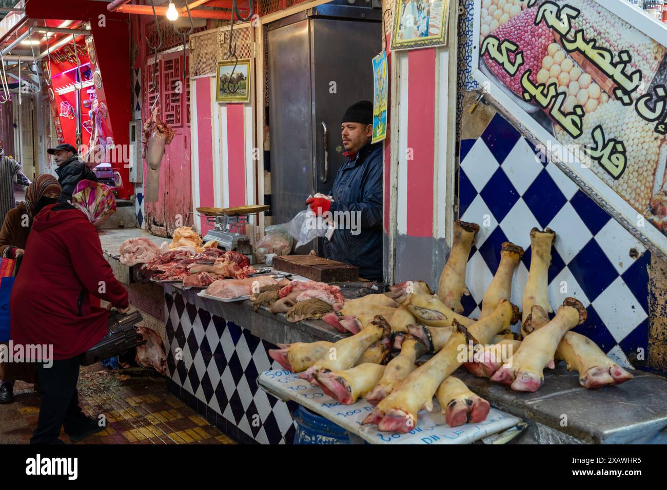 Meknes, Marokko - 5. März 2024: Überdachte Gasse mit Metzgereien, die frisches Fleisch auf dem Markt der Altstadt von Meknes verkaufen Stockfoto