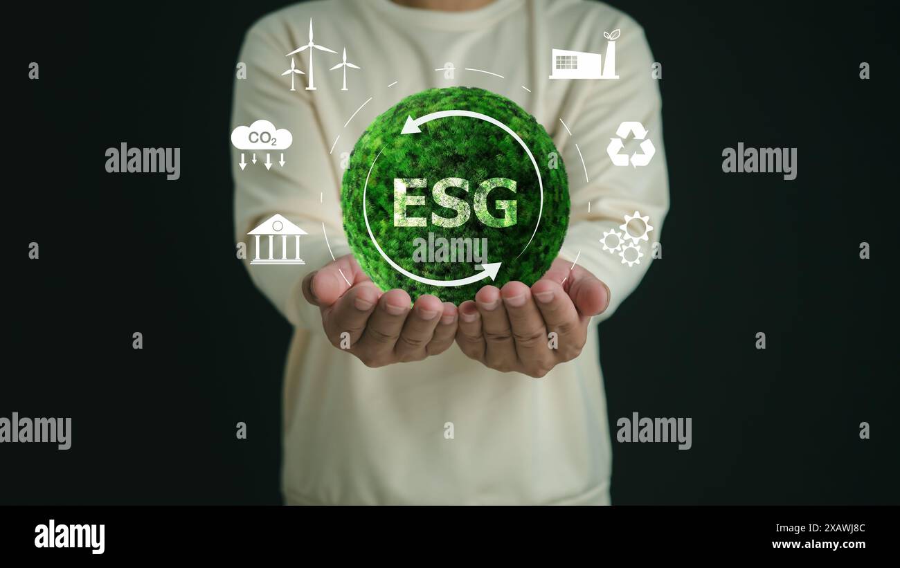 Ein Mann, der den Globus hält, mit ESG icon Green Earth Konzept für Umwelt Gesellschaft und Governance nachhaltiges Umweltkonzept der Welt, Green Bus Stockfoto