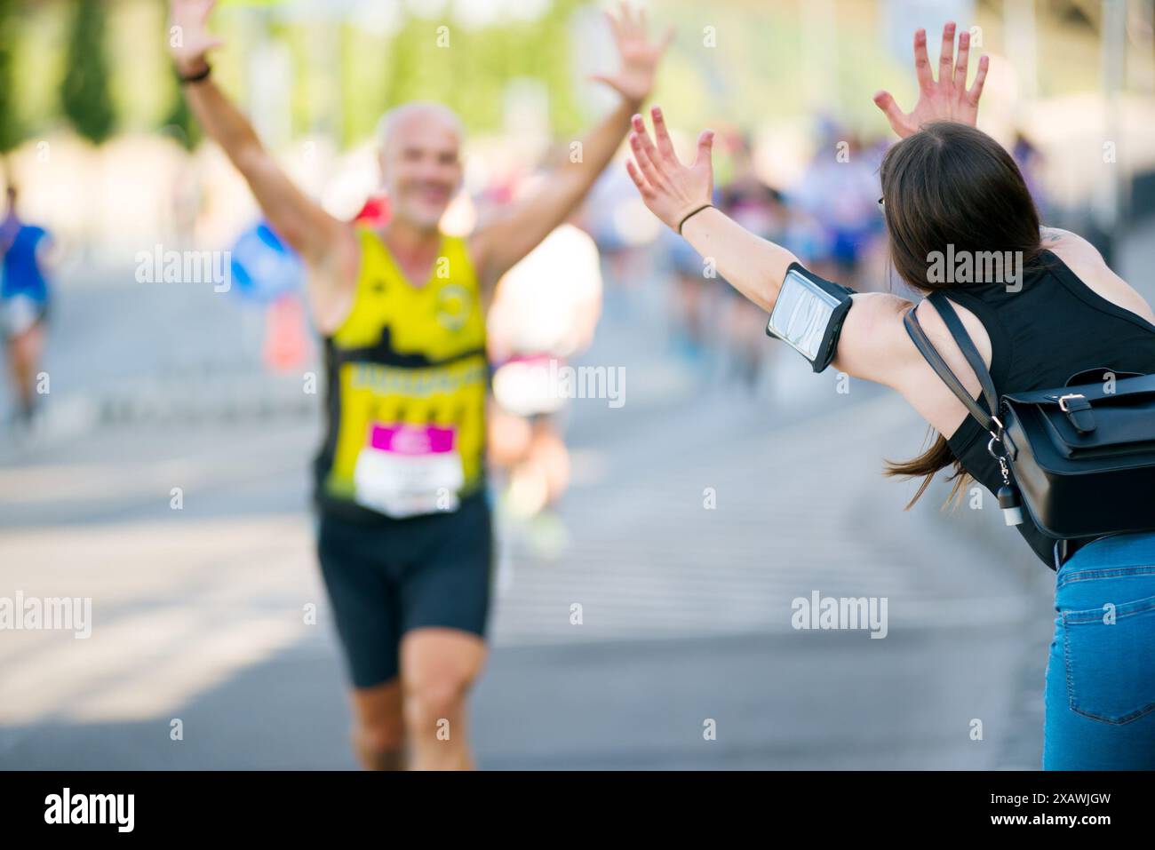 Einen Marathonläufer aufmuntern Stockfoto