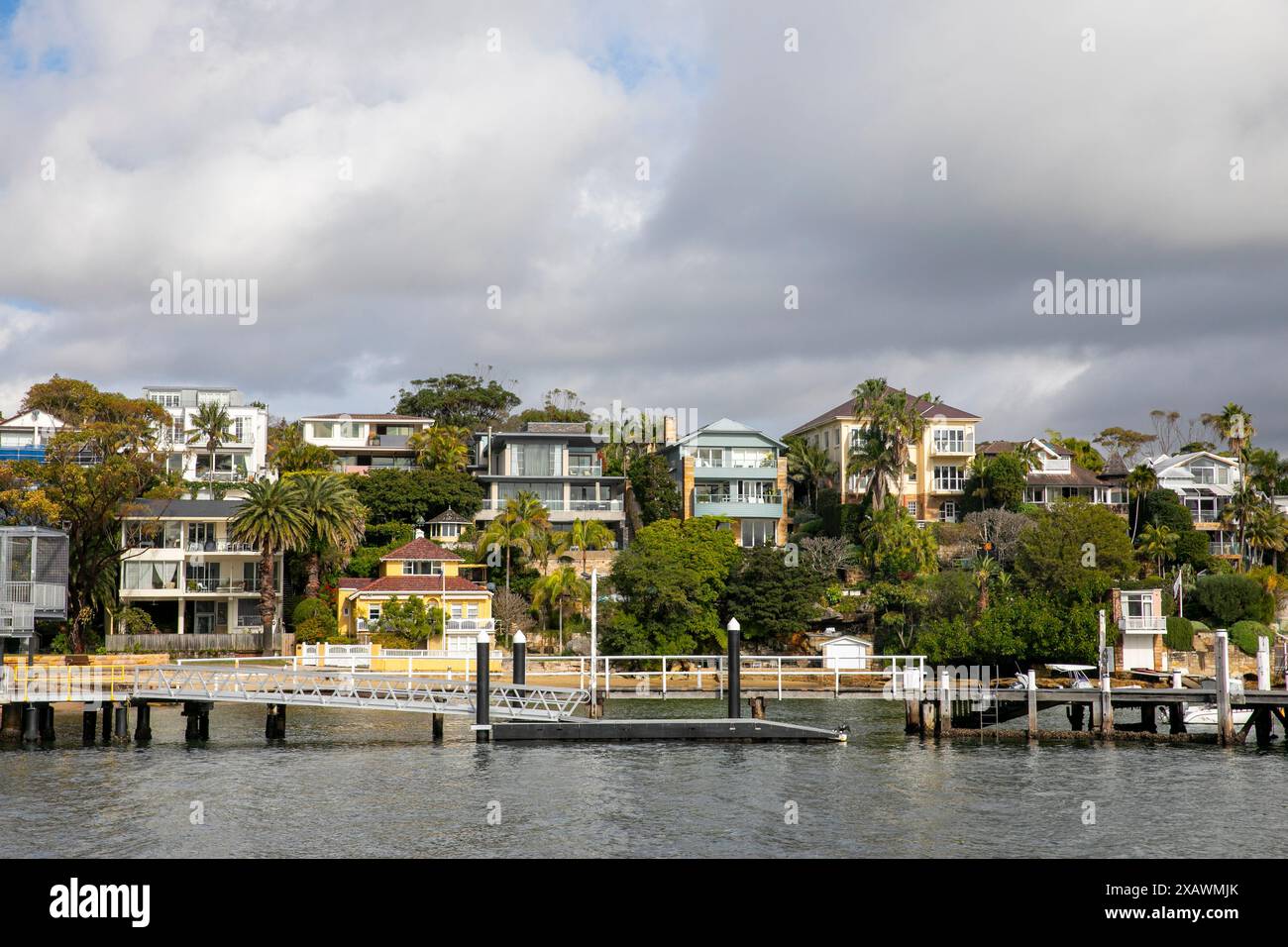 Luxuriöse Häuser am Wasser mit Hafenblick in Vaucluse, Sydney, NSW, Australien an einem Wintertag 2024 Stockfoto