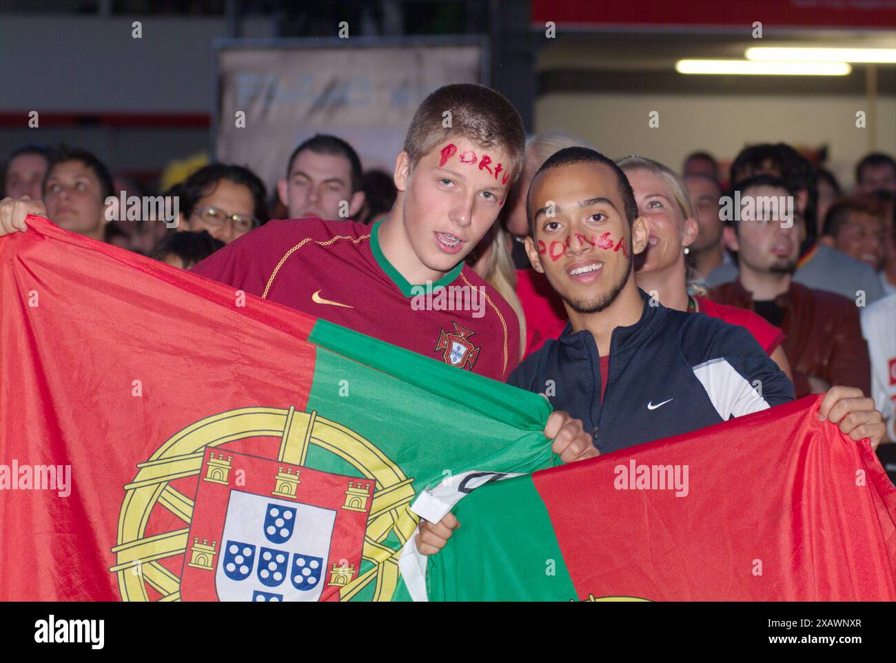 Wien, Österreich. Juni 2008. Die 13. Fußball-Europameisterschaft (offiziell UEFA EURO 2008) fand vom 7. Bis 29. Juni 2008 in Österreich und der Schweiz statt. Öffentliche Besichtigung in Wien am Rathausplatz mit portugiesischen Nationalmannschaftsförderern Stockfoto