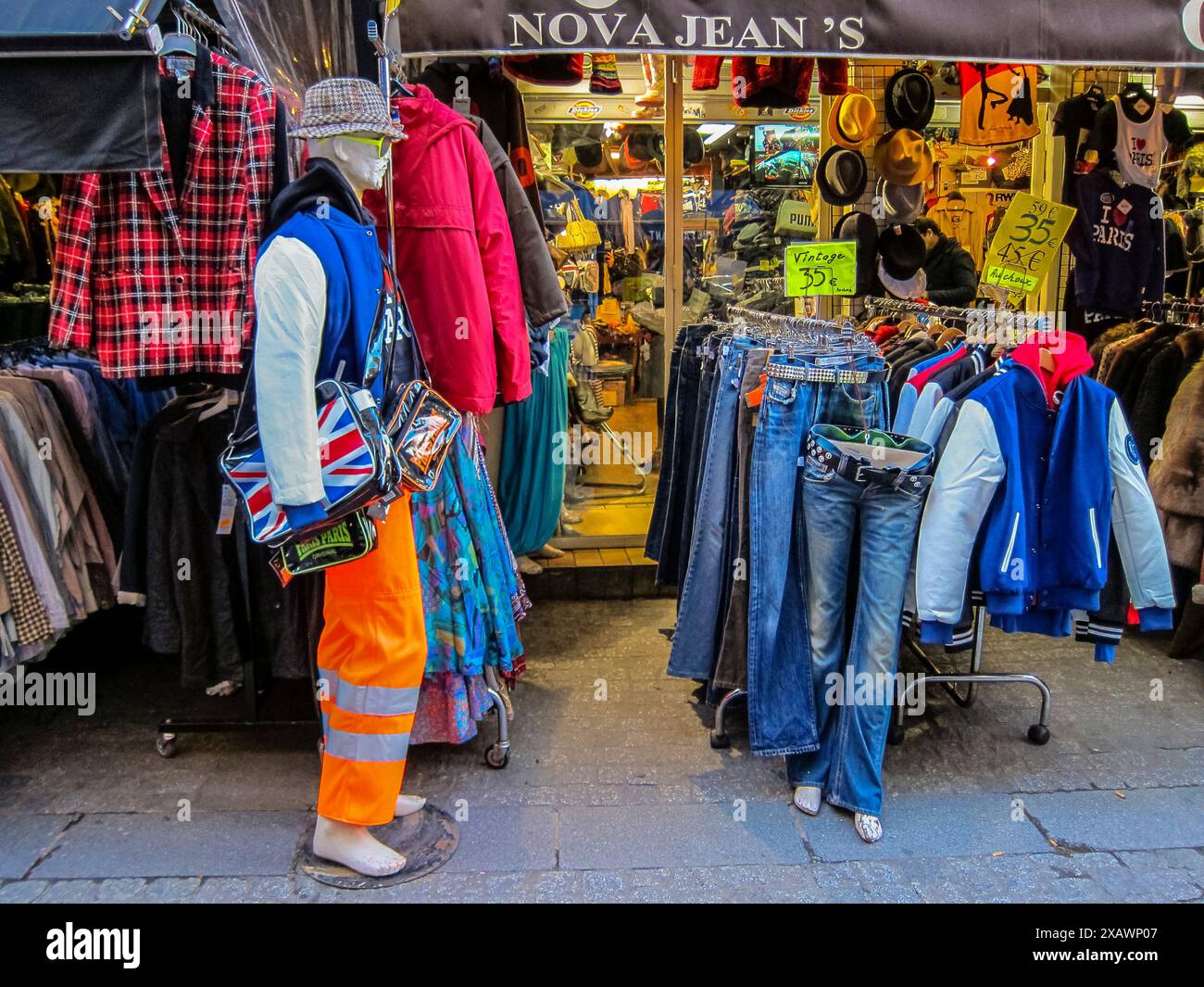 Paris, Frankreich, Nahaufnahme, französische Vintage-Bekleidungsgeschäfte im Viertel Les Halles, Ladenfronts, Ausstellung, auf der Straße, Modeaccessoires Stockfoto