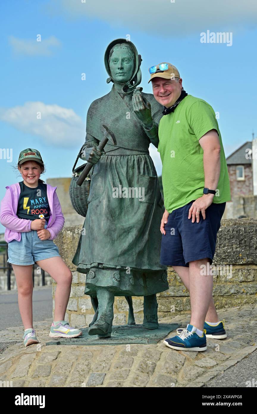 Lyme Regis, Großbritannien. Juni 2024. Lyme Regis Fossil Festival Wochenende. Charlotte Bailey die berühmte Mary Anning Superfan mit ihrem Vater Adam. Bildnachweis: Robert Timoney/Alamy Live News Stockfoto