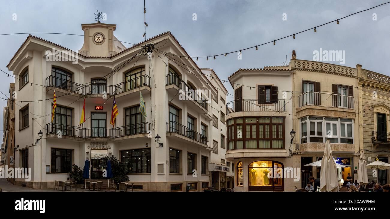 Fotografía panorámica de una plaza en el Centro de Alaior, Menorca Stockfoto