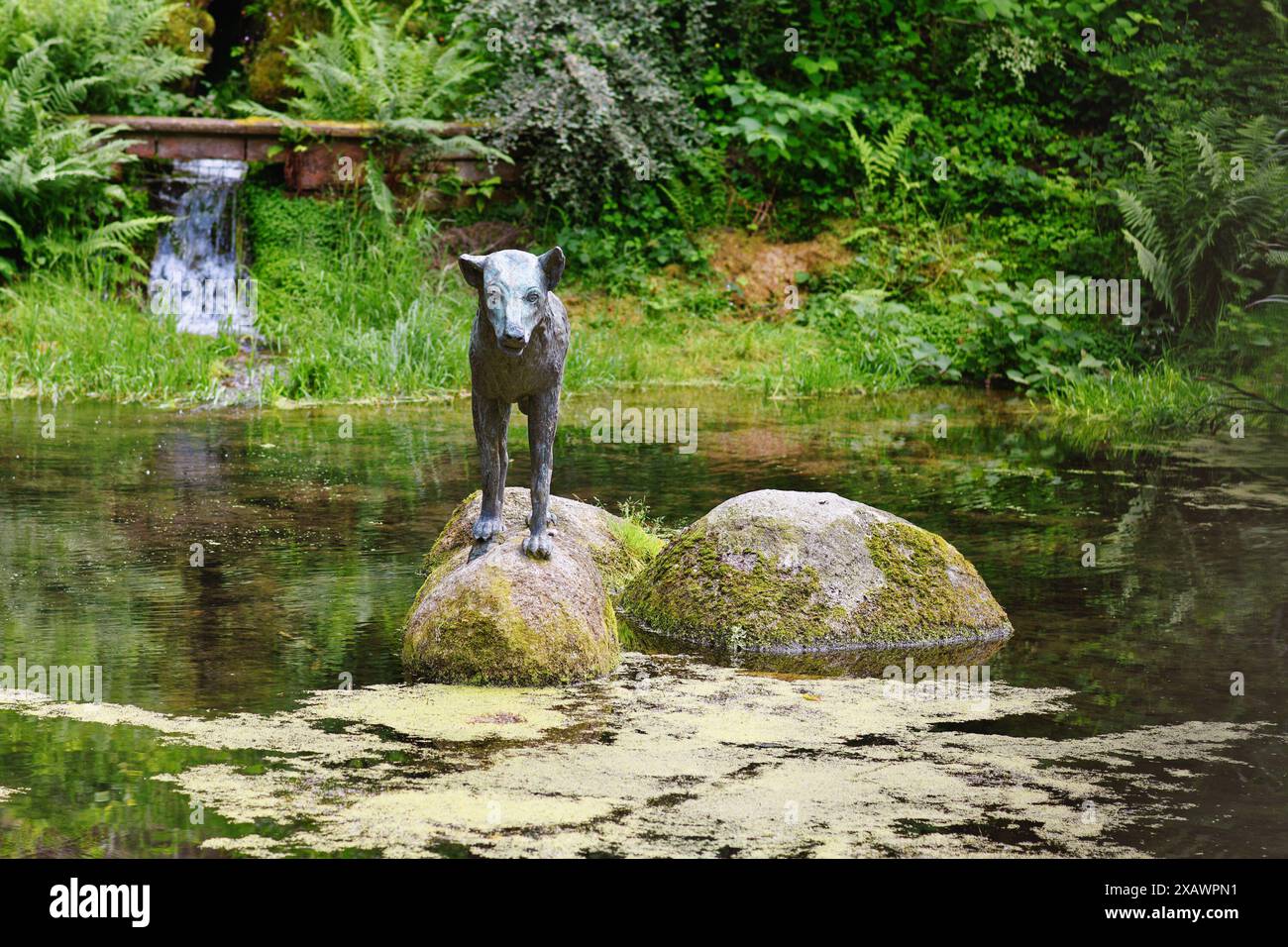 Heidelberg - 8. Juni 2024: Wolfsplastik im historischen Wolfsbrunnen in Heidelberg-Schlierbach Stockfoto
