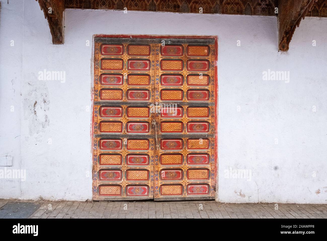 Eine typisch marokkanische Tür in warmen Farben mit sehr farbenfrohen Blumen- und Pflanzendekorationen in Rabat, der Hauptstadt Marokkos in Nordafrika Stockfoto