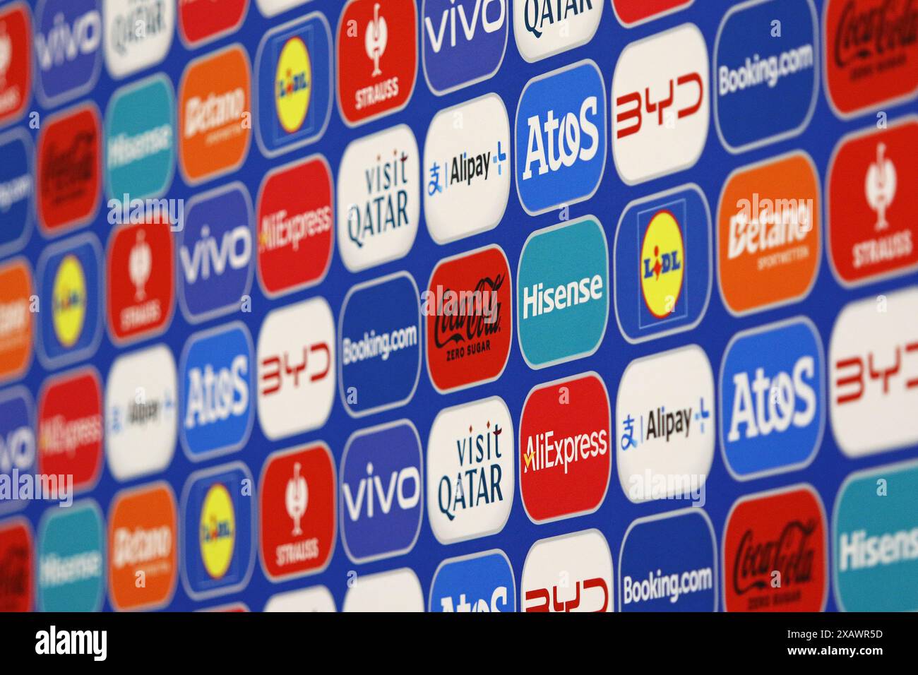Berlin, Deutschland - 7. Juni 2024: Die UEFA EURO 2024 sponsert Werbetafeln im Pressekonferenzraum des Olympiastadions Berlin während des Open-Media-Tages in der Woche vor dem UEFA EURO 2024-Turnier Stockfoto