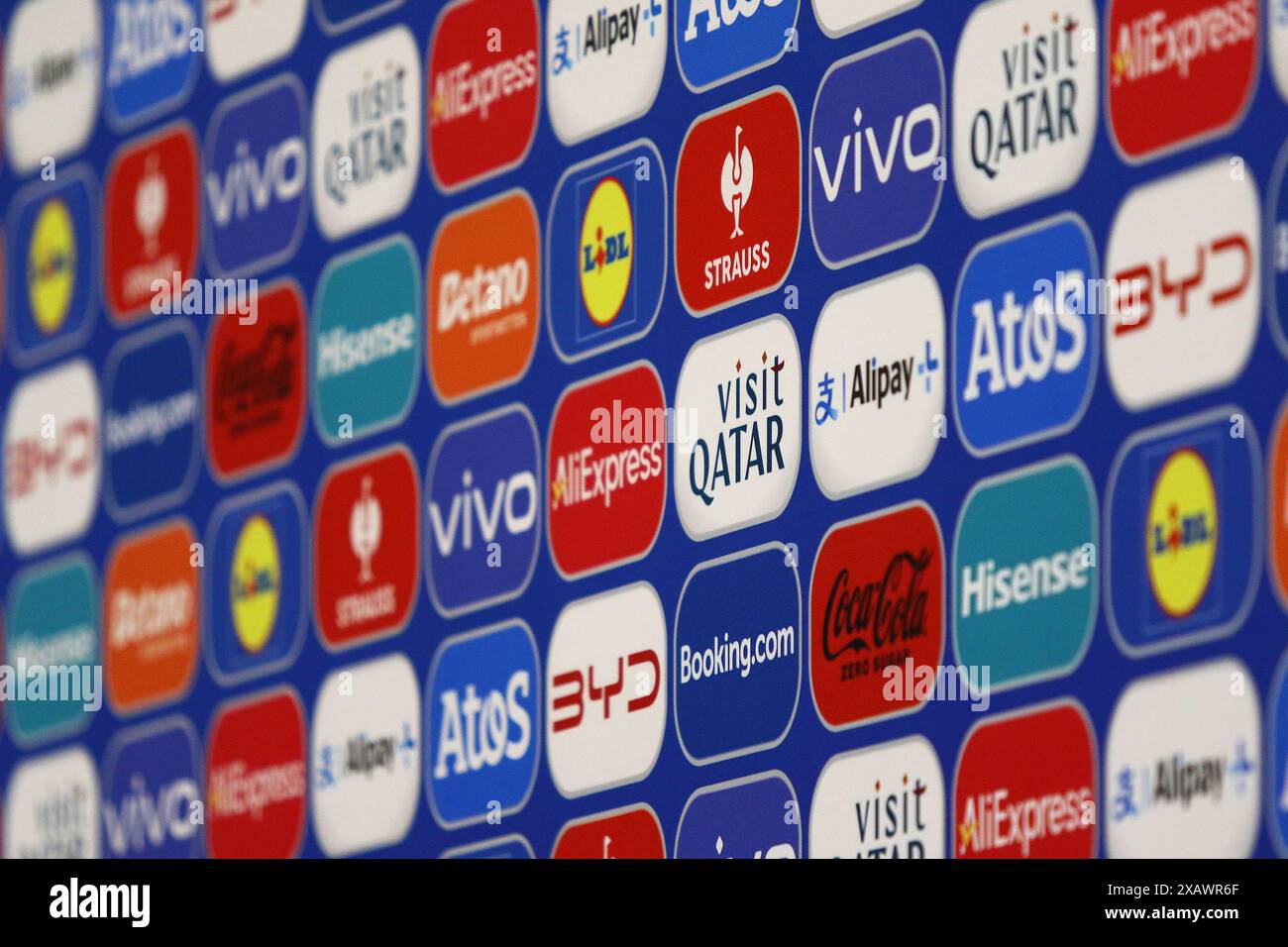 Berlin, Deutschland - 7. Juni 2024: Die UEFA EURO 2024 sponsert Werbetafeln im Pressekonferenzraum des Olympiastadions Berlin während des Open-Media-Tages in der Woche vor dem UEFA EURO 2024-Turnier Stockfoto