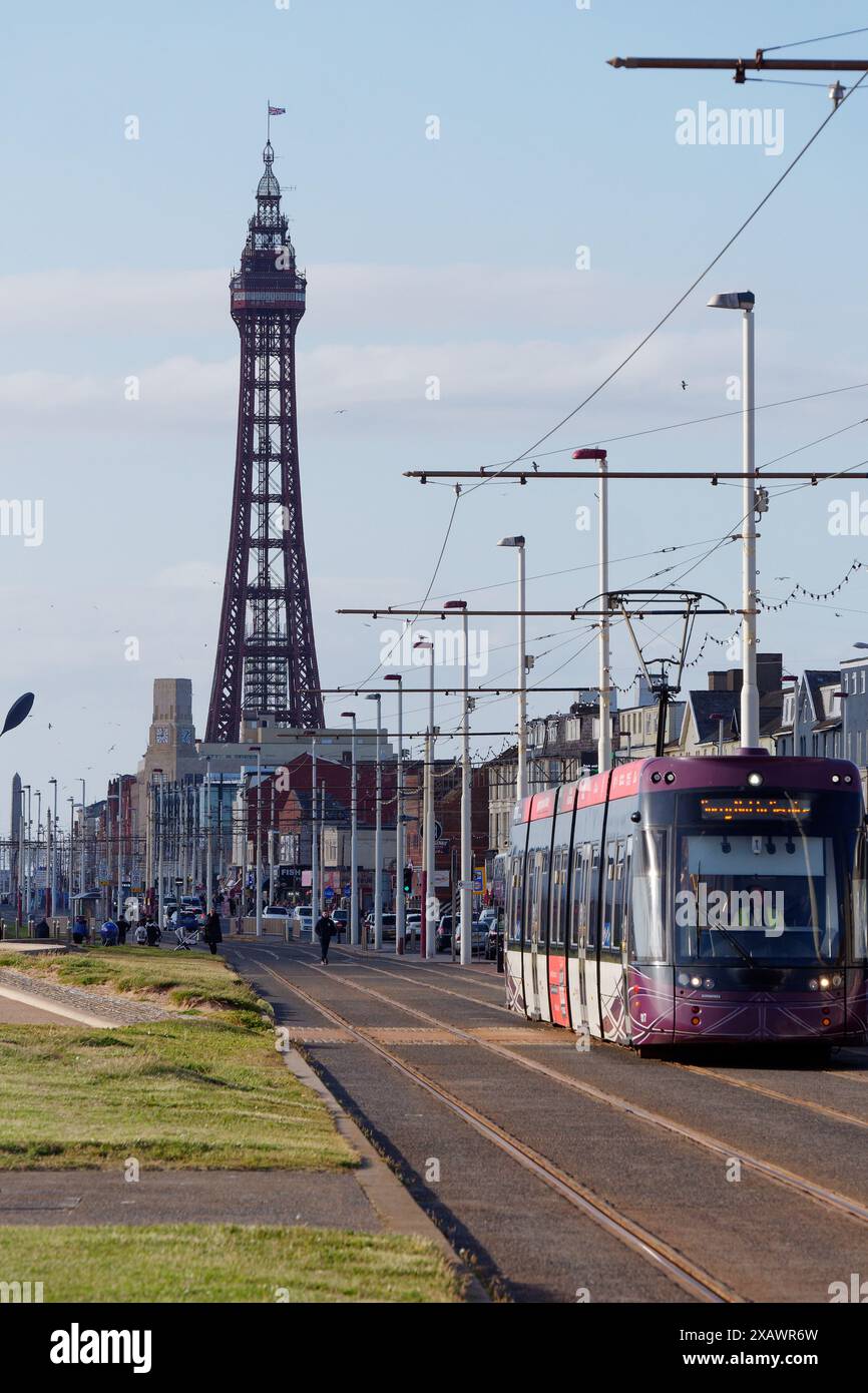 Blackpool Tower and Tram in der Stadt Blackpool, Lancashire, England. Juni 2024 Stockfoto