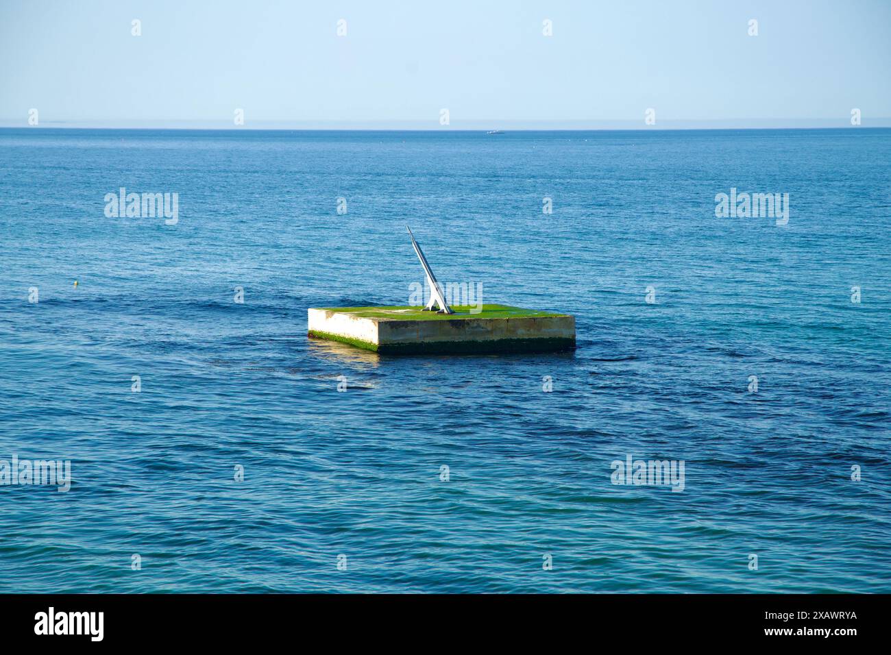 Gangneung, Südkorea - 18. Mai 2024: Eine einzigartige Sonnenuhr befindet sich auf einer Plattform im Wasser nahe dem Ende des Gehwegs und der Aussichtsplattform in der Nähe von Sun CR Stockfoto