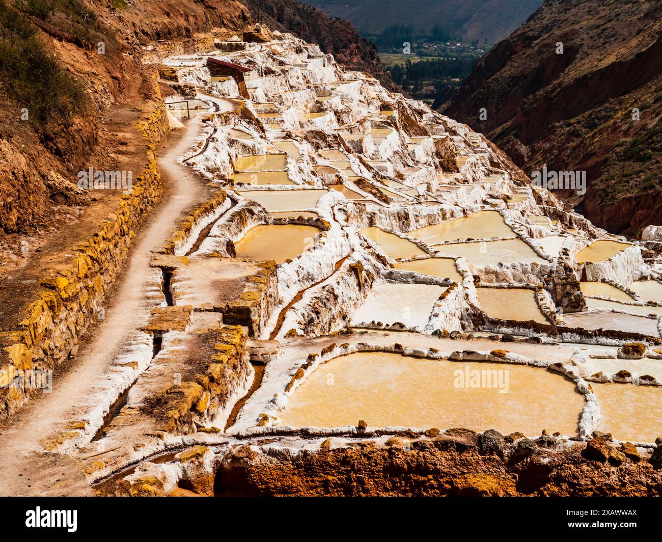 Malerische Salzdampfteiche von Maras im heiligen Tal der Inkas, Region Cusco, Peru Stockfoto