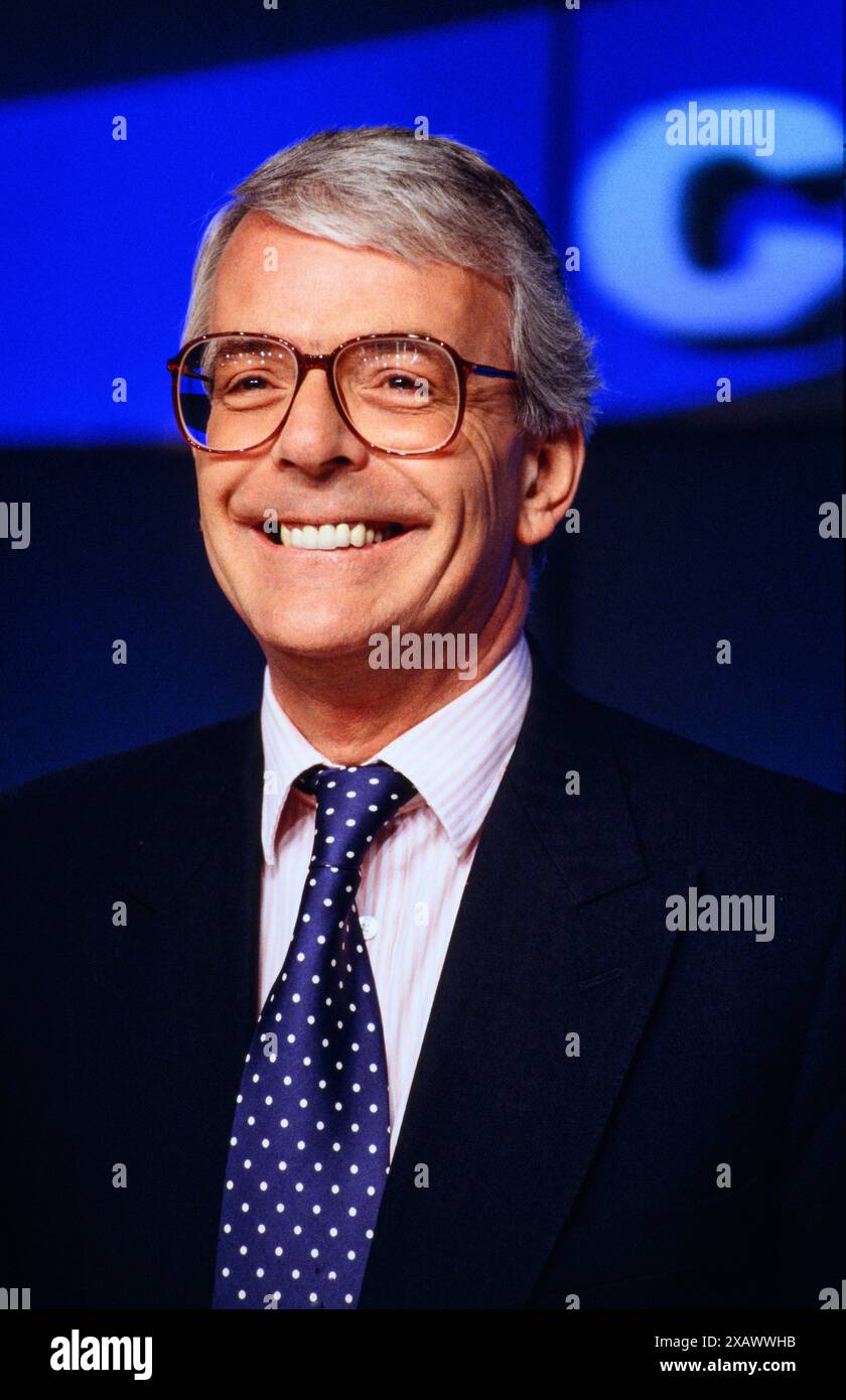 John Major sprach bei einer Pressekonferenz der Konservativen Partei während des Wahlkampfs 1997 vor den Medien. Konservatives Zentralbüro, London, Vereinigtes Königreich. April 1997 Stockfoto