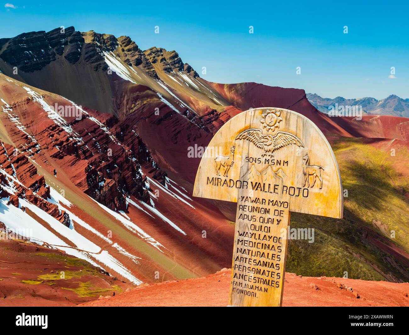 Panoramablick auf das Rote Tal (valle rojo) mit Holzschild im Vordergrund, Region Cusco, Peru Stockfoto