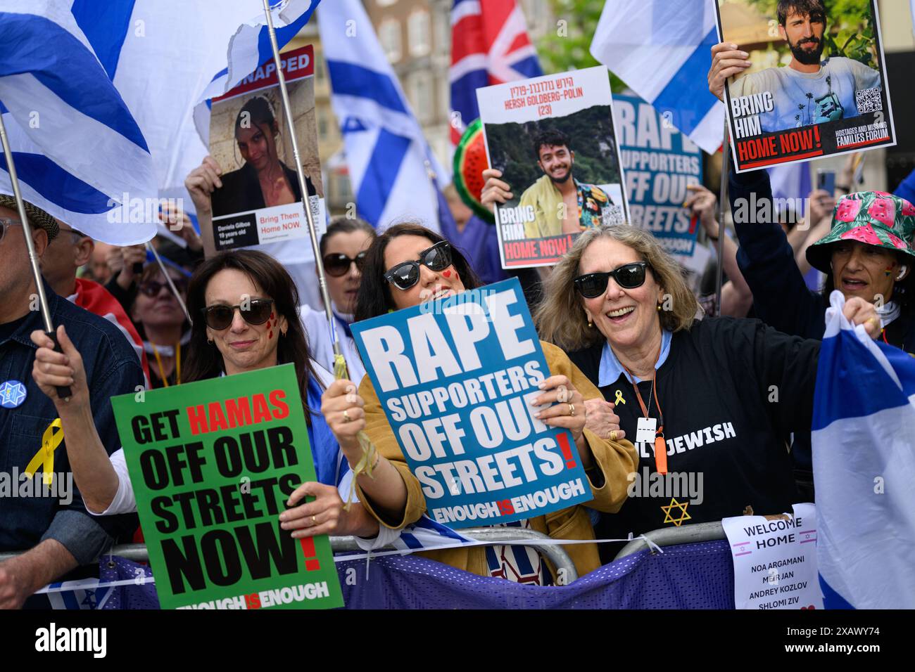 LONDON, UK, 07, Juni 2024: Während pro-palästinensische Demonstranten durch Zentral-London marschieren, um gegen die anhaltenden Angriffe auf Gaza zu demonstrieren, werden sie mit einer starken Gegendemonstration konfrontiert, die die Freilassung der israelischen Geiseln, die von der Hamas festgehalten werden, fordert. Die israelische Bodeninvasion hatte fast 35.000 Menschen getötet, von denen die meisten Frauen und Kinder sind. Die Demonstranten fordern einen Waffenstillstand für den anhaltenden Konflikt. Stockfoto