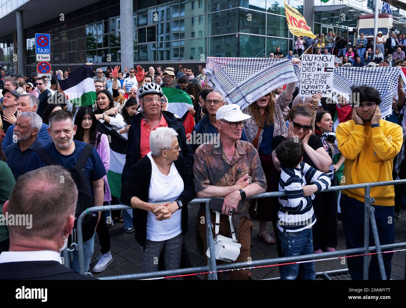 Europawahl 2024 SPD Abschlusskundgebung zur Europawahl 2024 SPD Abschlusskundgebung in Duisburg zur Europawahl. Demonstration von Pro-Palaestina Demonstranten mit Plakaten und Fahnen am Rande der Kundgebung. Duisburg Deutschland Nordrhein-Westfalen / NRW *** Europawahlen 2024 SPD-Schlusskundgebung für die Europawahlen 2024 SPD-Schlusskundgebung für die Europawahlen Demonstration von Pro Palaestina-Demonstranten mit Plakaten und Fahnen am Rande der Europawahlen Duisburg Deutschland Nordrhein-Westfalen NRW Stockfoto