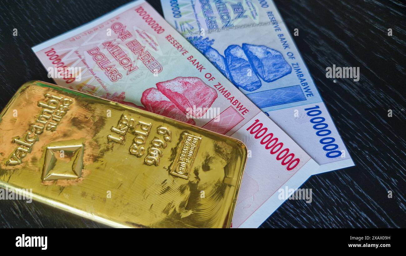Stockholm, Schweden - 15. Mai 2024: Einhundert Millionen Dollar und zehn Millionen Dollar Banknoten von Simbabwe mit Goldbarren. Stockfoto