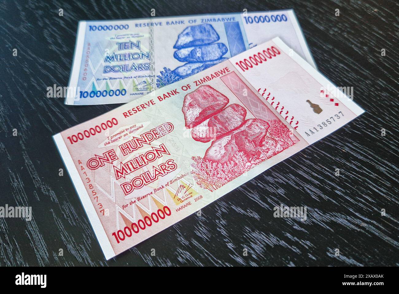 Stockholm, Schweden - 15. Mai 2024: Einhundert Millionen Dollar und zehn Millionen Dollar Banknoten von Simbabwe. Stockfoto