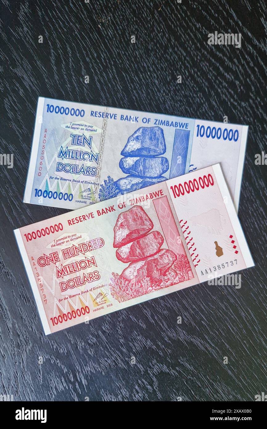 Stockholm, Schweden - 15. Mai 2024: Einhundert Millionen Dollar und zehn Millionen Dollar Banknoten von Simbabwe. Stockfoto