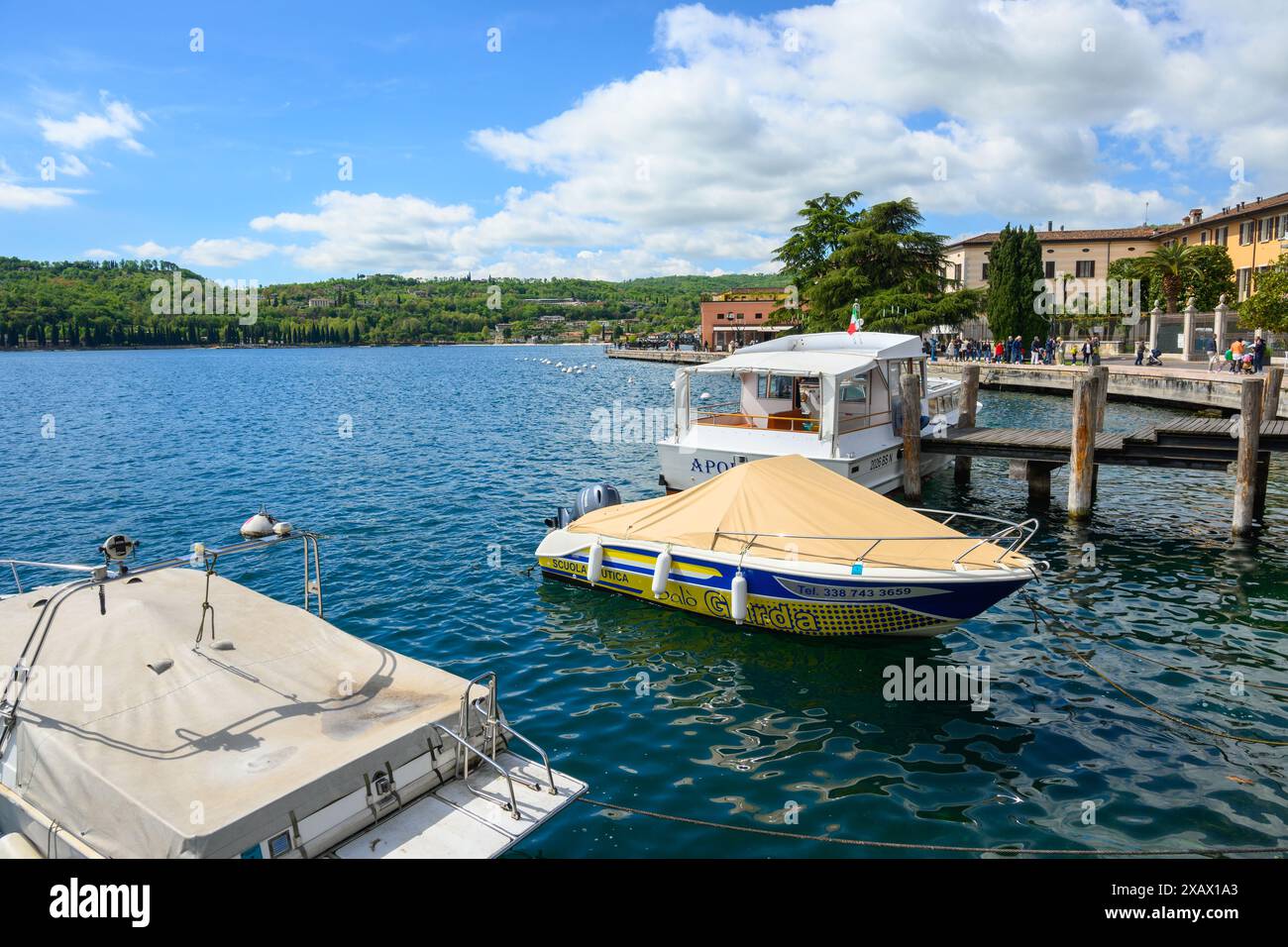 Salo, Italien - 24. April 2023: Dorf Salo, touristisches Reiseziel am Gardasee in Italien Stockfoto