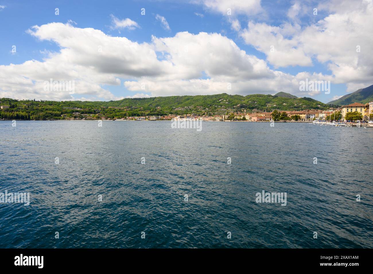 Salo, Italien - 24. April 2023: Dorf Salo, touristisches Reiseziel am Gardasee in Italien Stockfoto