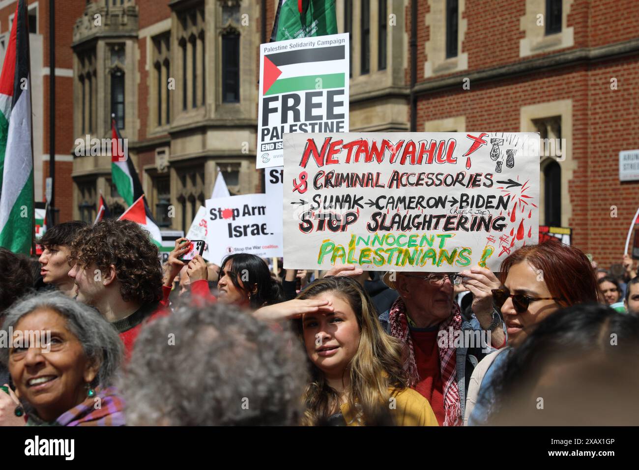 Ein Demonstrant hält ein Schild, das den israelischen Premierminister Benjamin Netanya verurteilt. Während des pro-palästinensischen marsches im Zentrum Londons wurde der Protest von der Palestine Solidarity Campaign UK organisiert. Stockfoto