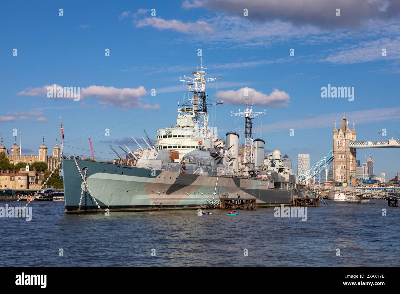 London, England – August 2023. HMS Belfast, ein leichter Kreuzer der Stadtklasse, der dauerhaft als Museumsschiff auf der Themse in London vertäut ist Stockfoto