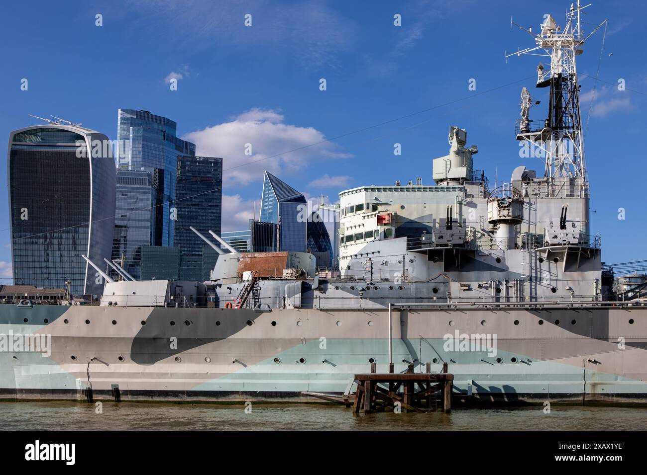 London, England – August 2023. HMS Belfast, ein leichter Kreuzer der Stadtklasse, der dauerhaft als Museumsschiff auf der Themse in London vertäut ist Stockfoto