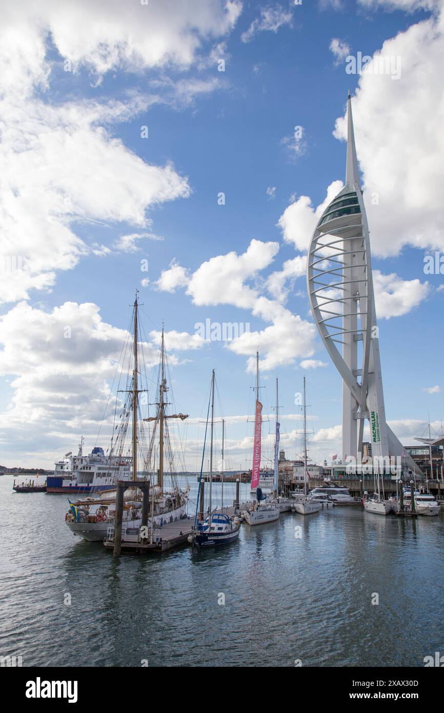 Spinnacker Tower Portsmouth Harbour mit Booten Stockfoto