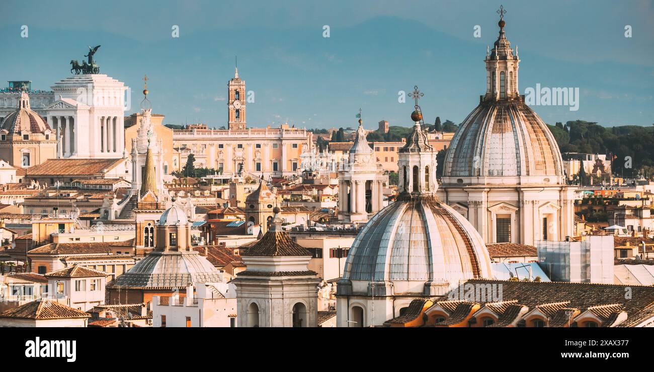 Rom, Italien. Stadtbild mit solch berühmten Kirchen wie Sant'Agnese, Santa Maria della Pace, St. Salvatore an der Lorbeeren Stockfoto