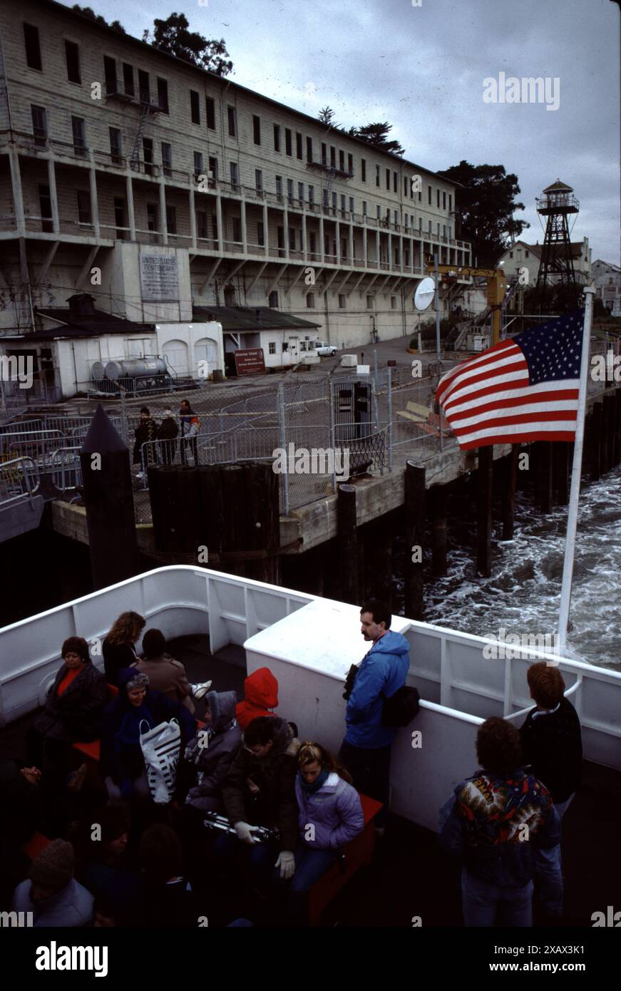 Alcatraz Island ist eine kleine Insel 1,25 Meilen (2,01 km) vor der Küste von San Francisco, Kalifornien, USA. Die Insel wurde Mitte des 19. Jahrhunderts mit Einrichtungen für einen Leuchtturm, eine militärische Festung und ein Militärgefängnis entwickelt. 1934 wurde die Insel in ein Bundesgefängnis umgewandelt, das Alcatraz Federal Penitentiary. Das Gefängnis wurde 1963 geschlossen. Stockfoto