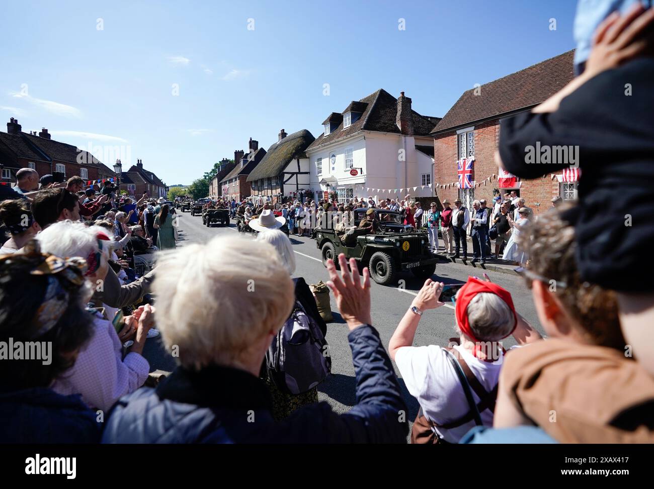 Militärfahrzeuge nehmen während des Southwick Revival in Hampshire, einer Veranstaltung zum Gedenken an die Landung des D-Day, Teil. Bilddatum: Sonntag, 9. Juni 2024. Stockfoto