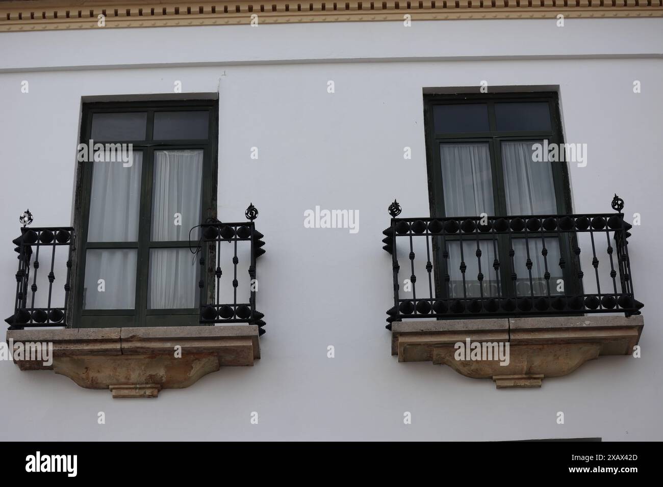 Fenster mit Stahlgitter an einer weiß getünchten Wand. Andalusisches weißes Dorf. Costa del Sol. Spanien Stockfoto