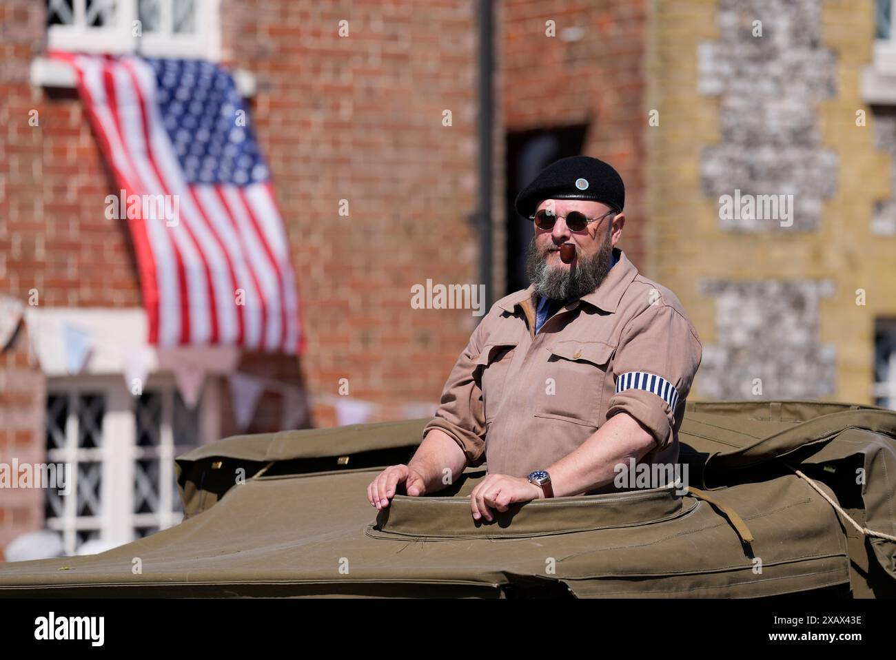 Ein Enthusiast des Southwick Revival nimmt während des Southwick Revival in Hampshire an einer Militärfahrzeug-Kutsche entlang der High Street im Dorf Southwick Teil, einer Veranstaltung zum Gedenken an die Landungen des D-Day. Bilddatum: Sonntag, 9. Juni 2024. Stockfoto