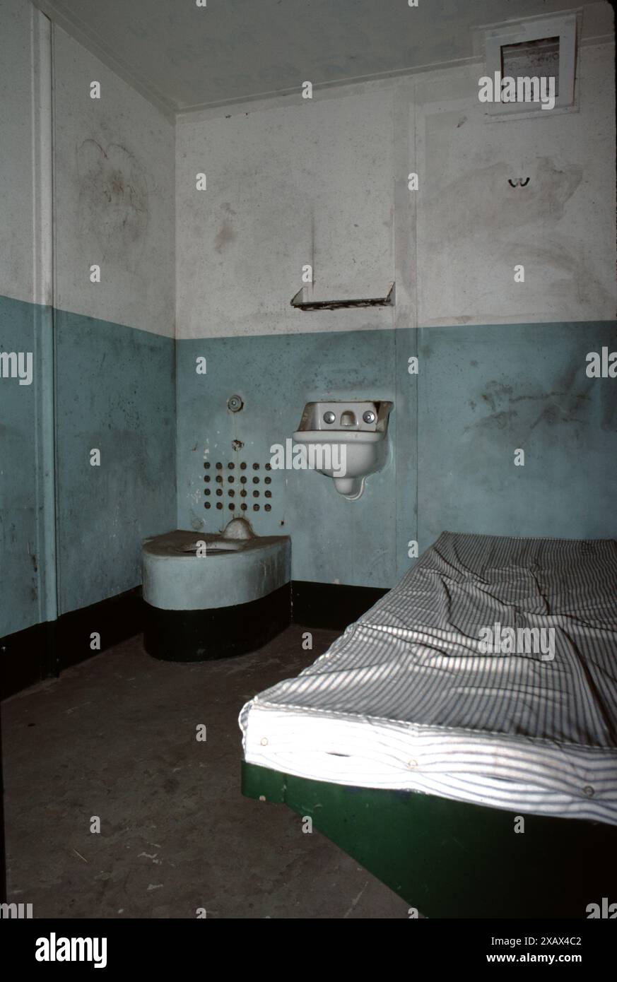 Alcatraz Island ist eine kleine Insel 1,25 Meilen (2,01 km) vor der Küste von San Francisco, Kalifornien, USA. Die Insel wurde Mitte des 19. Jahrhunderts mit Einrichtungen für einen Leuchtturm, eine militärische Festung und ein Militärgefängnis entwickelt. 1934 wurde die Insel in ein Bundesgefängnis umgewandelt, das Alcatraz Federal Penitentiary. Das Gefängnis wurde 1963 geschlossen. Stockfoto