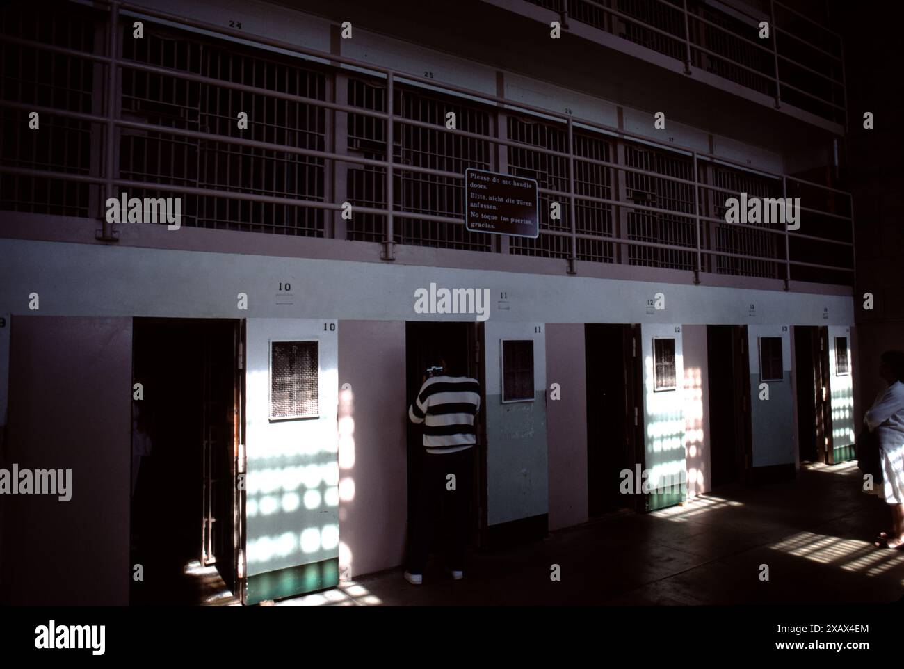 Alcatraz Island ist eine kleine Insel 1,25 Meilen (2,01 km) vor der Küste von San Francisco, Kalifornien, USA. Die Insel wurde Mitte des 19. Jahrhunderts mit Einrichtungen für einen Leuchtturm, eine militärische Festung und ein Militärgefängnis entwickelt. 1934 wurde die Insel in ein Bundesgefängnis umgewandelt, das Alcatraz Federal Penitentiary. Das Gefängnis wurde 1963 geschlossen. Stockfoto