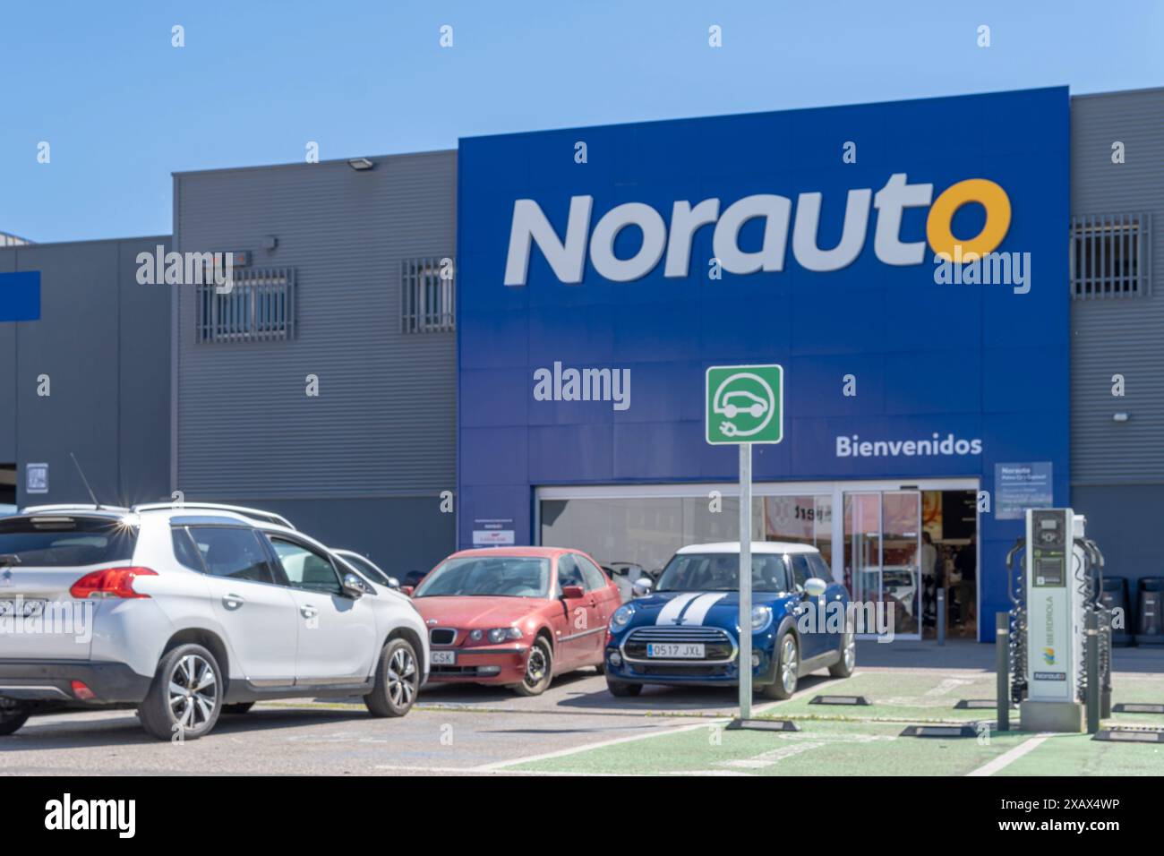 Palma de Mallorca, Spanien; 4. juni 2024: Fassade einer Mechanikerwerkstatt des internationalen Unternehmens für Mechanik und Reparatur von Fahrzeugen, Norauto. Palma Stockfoto
